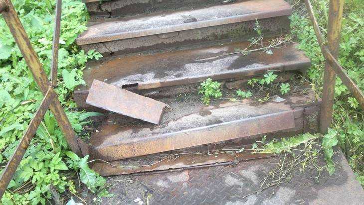 Жительницу Брянска возмутил безобразный ремонт лестницы в Судках