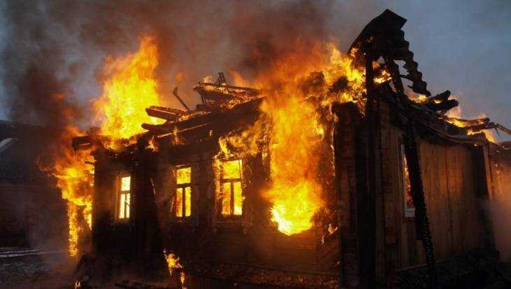 При пожаре в Дятькове Брянской области погибли мальчик и его родители