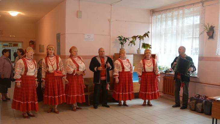 Брянских избирателей на выборах повеселил ансамбль «Дрема»