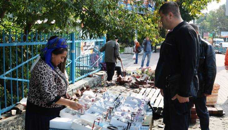 В Брянске у Центрального рынка чиновники разогнали нелегальных торговцев