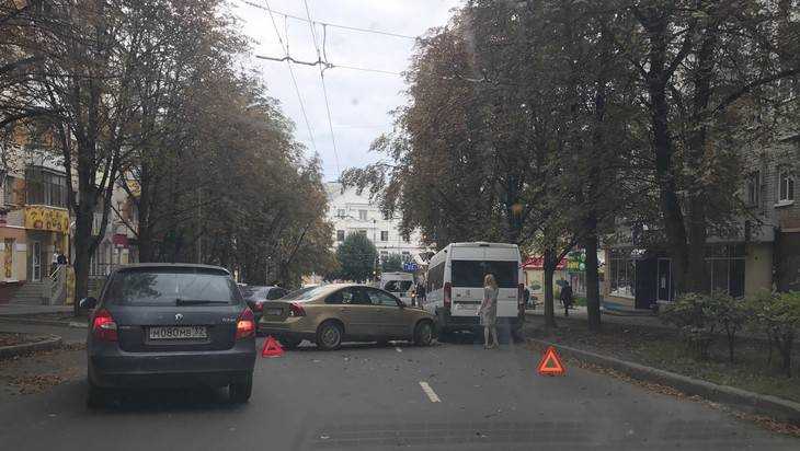 Автомобилистка протаранила маршрутку в центре Брянска