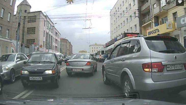 В сети опубликовали видео дерзкого маневра автохама в центре Брянска