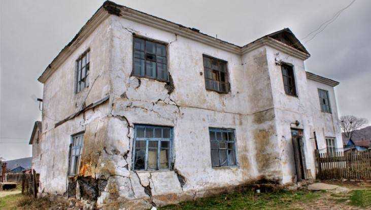 В Клинцах суд заставил медлительных чиновников снести опасные дома