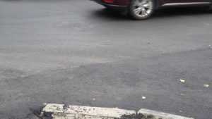 В Брянске на улице Фокина провалился участок отремонтированной дороги