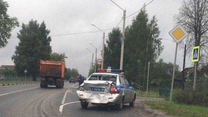 Под Карачевом автомобиль брянской полиции смяли в гармошку