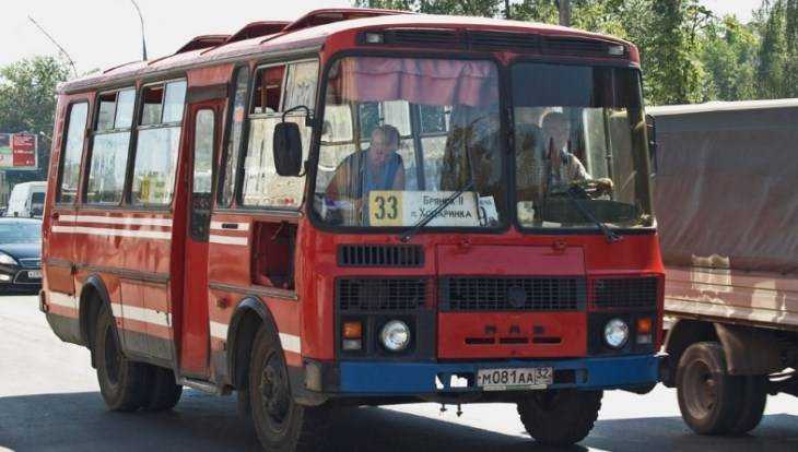 Брянская пенсионерка сломала руку в автобусе № 33