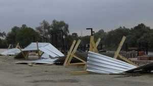 На набережной в Брянске ураганный ветер разбросал забор