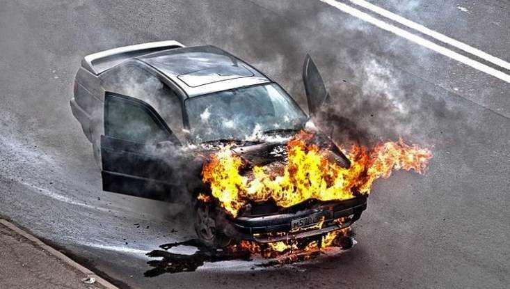 В Брянске на Литейной улице сгорел легковой автомобиль