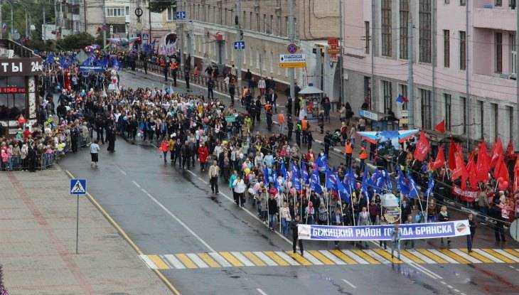 По Брянску в День города прошёл Парад поколений