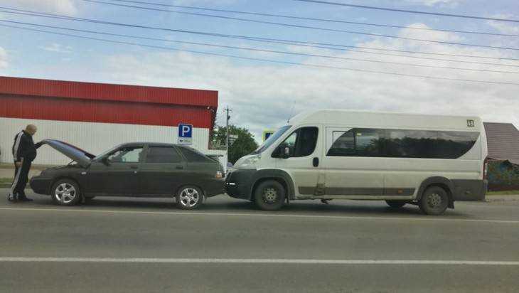 В Брянске случилось очередное ДТП с торопливым маршрутчиком