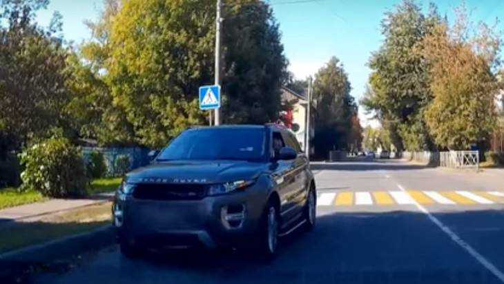 В Брянске сняли видео выезда на встречку особо важного водителя