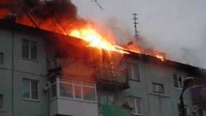 В Брянске из-за пожара на крыше пятиэтажки эвакуировали 10 жильцов
