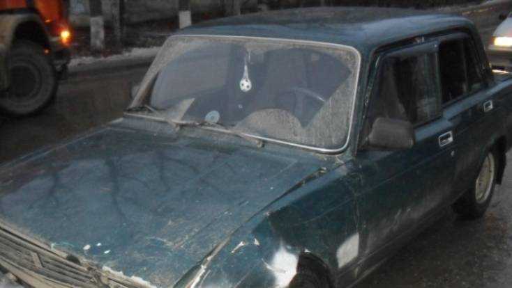 В Брянске водитель автомобиля Volkswagen разбил голову пенсионерке