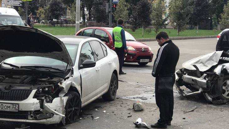 Брянская автомобилистка на «Мазде» получила травмы в серьезном ДТП