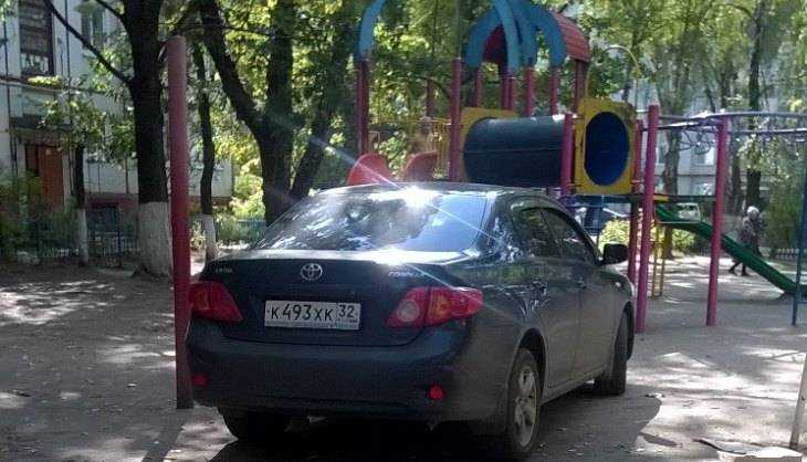 Жители Брянска указали на водителя, припарковавшегося на детской площадке