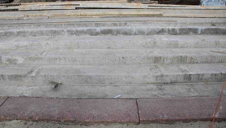 В Брянске на лестнице бульвара Гагарина уложили первую гранитную ступень