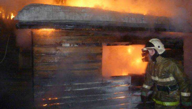 В Брянске пожарные спасли из огня хозяйку горевшей бани