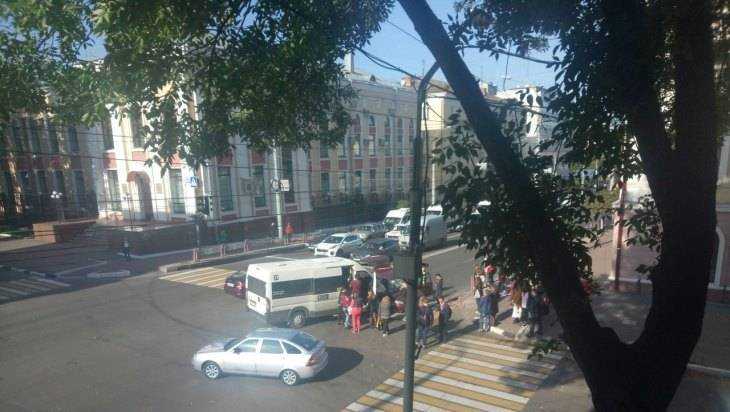 В Брянске 6 человек пострадали у загса при столкновении маршрутки и ВАЗ