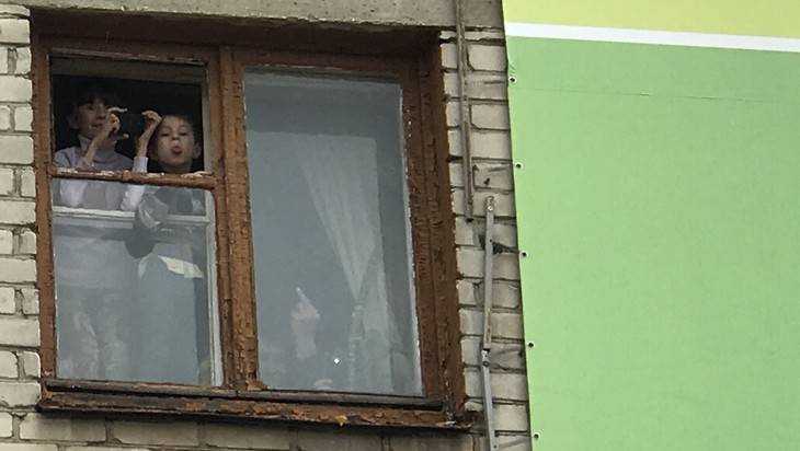 В Новозыбкове 25-летняя девушка выпала из окна четвертого этажа
