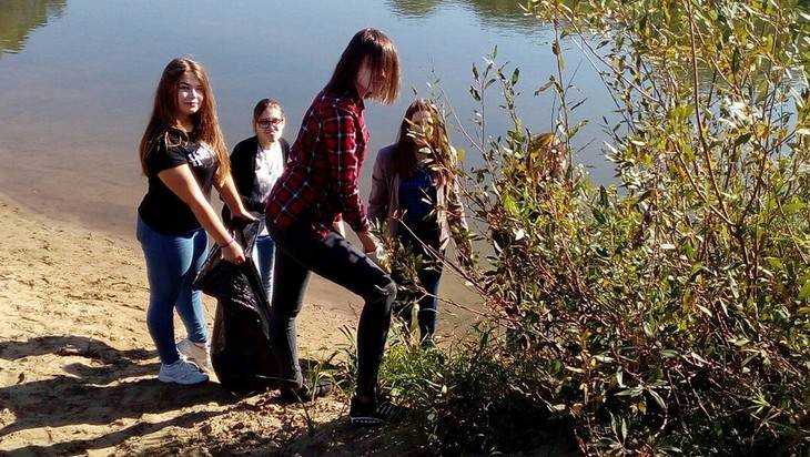 Брянские школьники с задором очистили берег Болвы