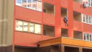 В Брянске сняли видео сорвавшегося с балкона парня