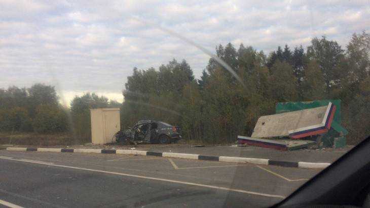 На брянской трассе 21-летний водитель Renault снес остановку и погиб