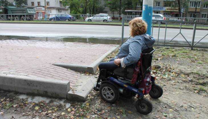 В Брянске тротуары и бордюры стали преградой для инвалидов-колясочников