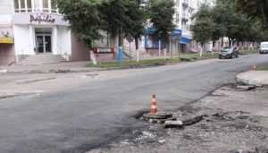 В Брянске на время выравнивания люков перекрыли улицу Фокина