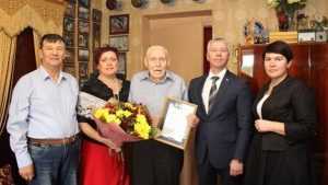 Брянские энергетики поздравили с 95-летием ветерана брянской энергосистемы Павла Ивасюка