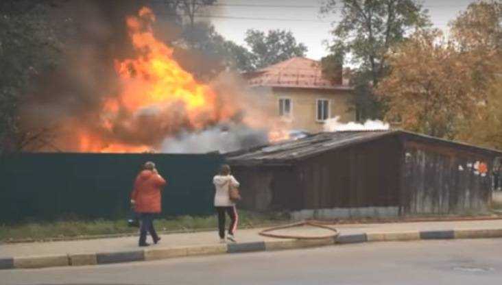 В Брянске на Новостройке спасатели потушили пять горевших сараев