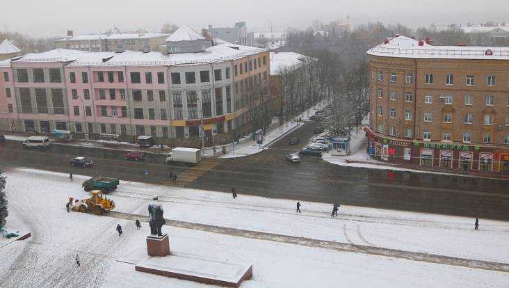 В Брянске на уборку первого снега вышли 30 машин и тракторов