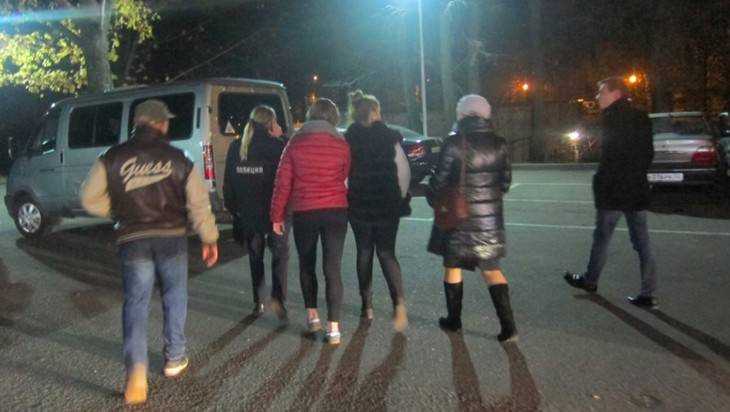 В Брянске 7 подростков отловили за нарушение «комендантского часа»