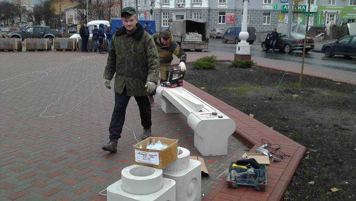 В Семеновском сквере Брянска установили первую белую скамейку