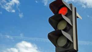 В Брянске Toyota сбила побежавшую на красный сигнал светофора женщину