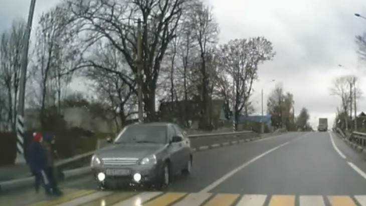 Брянская полиция проверит видео о едва не сбитых машиной школьниках