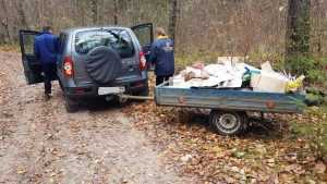 В брянском лесу с поличным поймали тайных мусорщиков