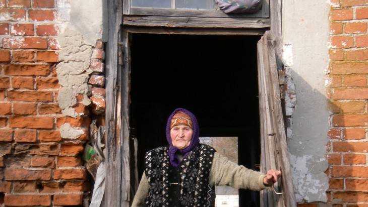 Жившая в конюшне брянская бабушка показала подаренную Шнуром квартиру
