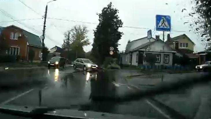 В сети появилось видео о сбитом легковушкой мотоциклисте в Брянске