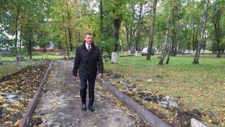 В Фокинском районе Брянска под дождём продолжили преображать парк