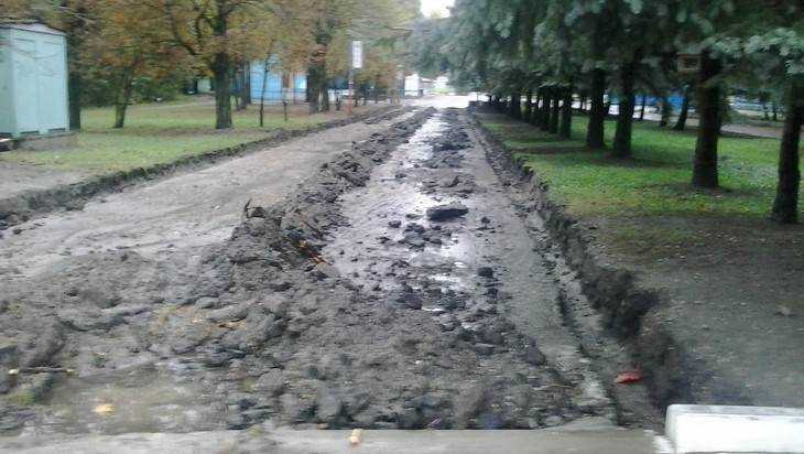 В парке 1000-летия Брянска наконец-то начали строить новый тротуар