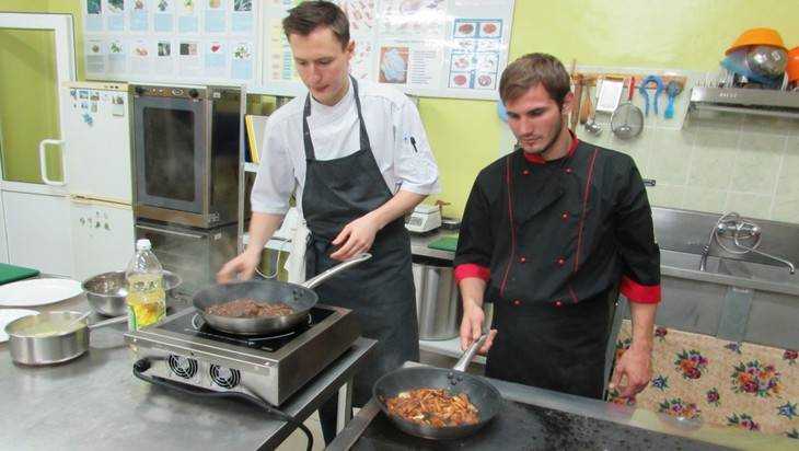 Московский повар приготовил брянским студентам французский суп с тыквой