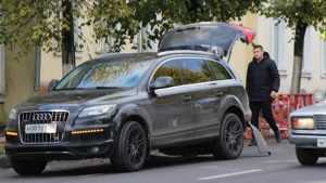 В Брянске на Красноармейской повредили дорогой внедорожник Audi