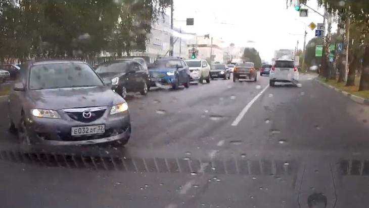 В Брянске сняли видео опасного маневра слепого водителя «Мазды»
