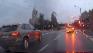В Брянске мстители сняли видео проезда водителя Audi на «красный»