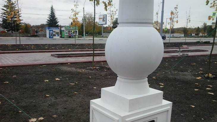 В Семеновском сквере Брянска установили обманчивые светильники