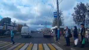 В Брянске сняли видео бросившейся наперерез машинам девушки