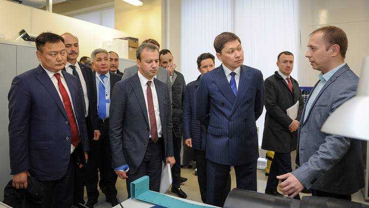 Премьер Киргизии и Аркадий Дворкович оценили лабораторию брянского завода