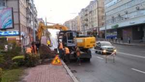 Брянские коммунальщики раскопали тротуар на проспекте Ленина