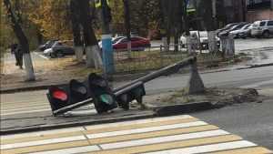 В Брянске на Московском проспекте рухнул светофор