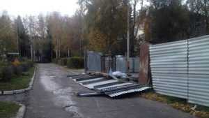 В Брянске ураганный ветер повалил металлический забор и разрушил витрину